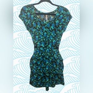 Rue21 Black and Blue Floral Short Sleeve Dress w/ Pockets & Belt - Size Medium